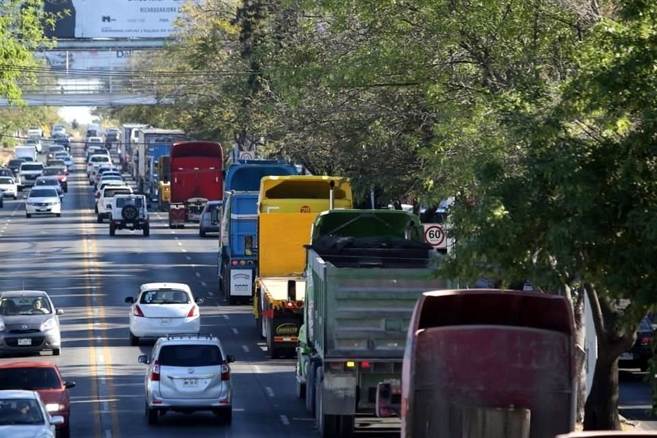 En Avenida López Mateos el tráfico a la altura de Las Fuentes empeoró con el flujo de las unidades pesadas.