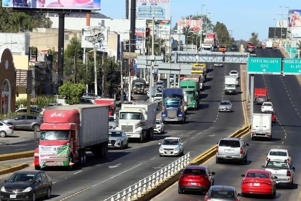 Caos vial, suspensión de clases y baja en ventas de negocios de la ZMG dejó la protesta de transportistas por costos de servicios de grúas.