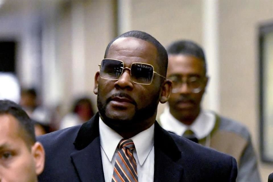 Un juez sentenció a R. Kelly a un año más de prisión aparte de la condena de 30 años que ya tenía por pornografía infantil y abuso sexual.