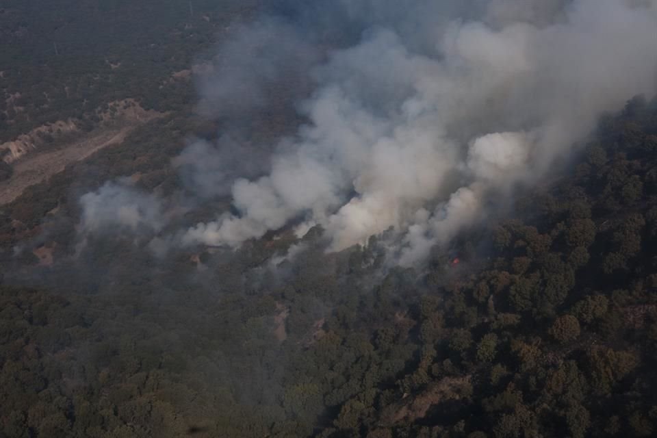 El incendio es combatido por 190 brigadistas, 2 helicópteros y 50 vehículos.