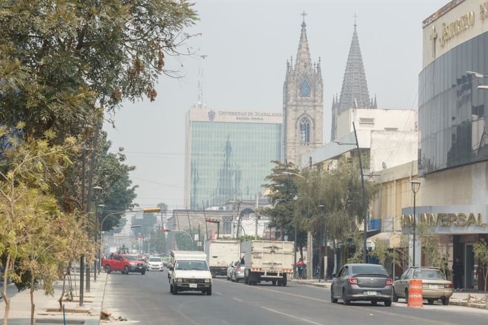 Aun después del medio día es posible observar humo en la Ciudad tras el incendio en el Bosque La Primavera.