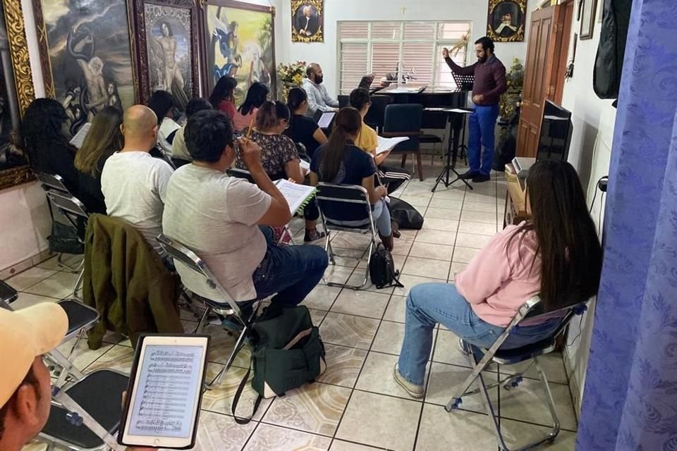 Parte de los artistas que participarán en 'La Traviata' durante uno de sus ensayos.