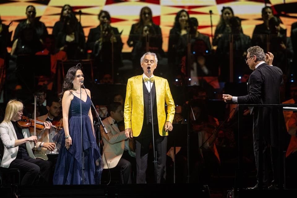 El concierto incluyó piezas que hicieron lucir la voz del reconocido tenor, pero también resaltaron las voces femeninas ya que Bocelli se hizo acompañar de talento mexicano.