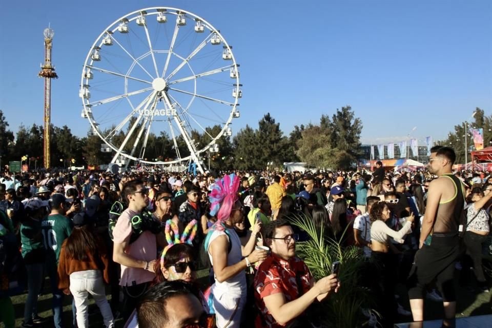 La rueda de la fortuna es el principal atractivo del evento.