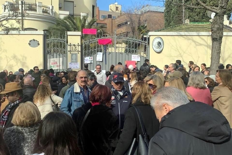 Mexicanos en defensa del INE en Madrid.