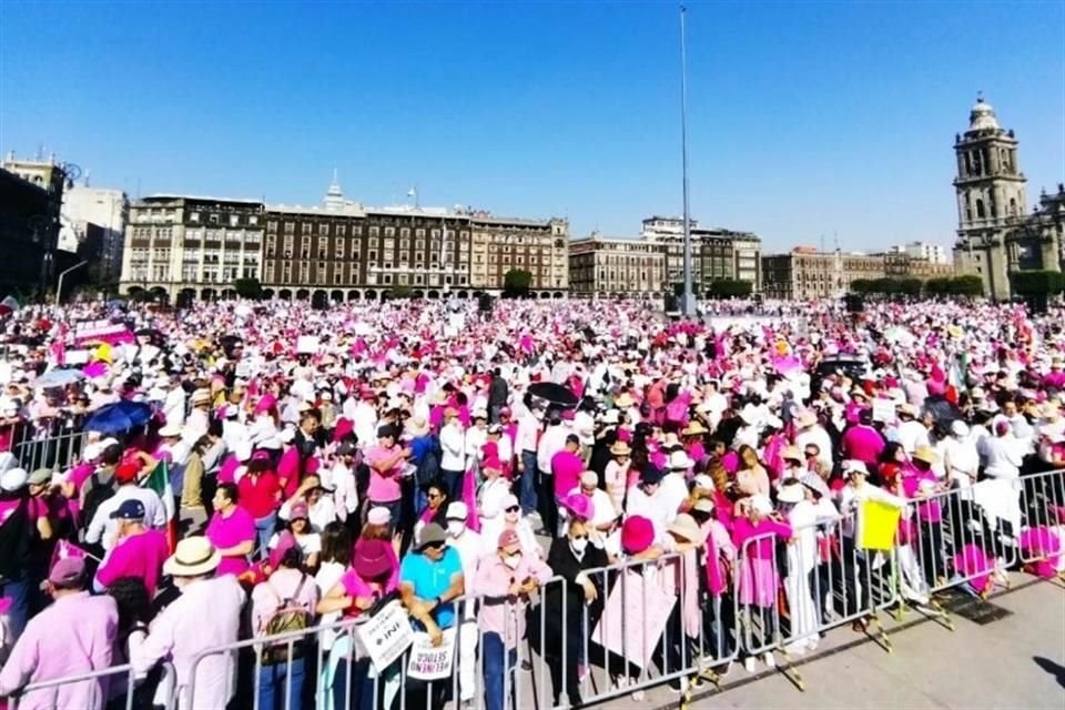 La concentración de manifestantes en el Zócalo.