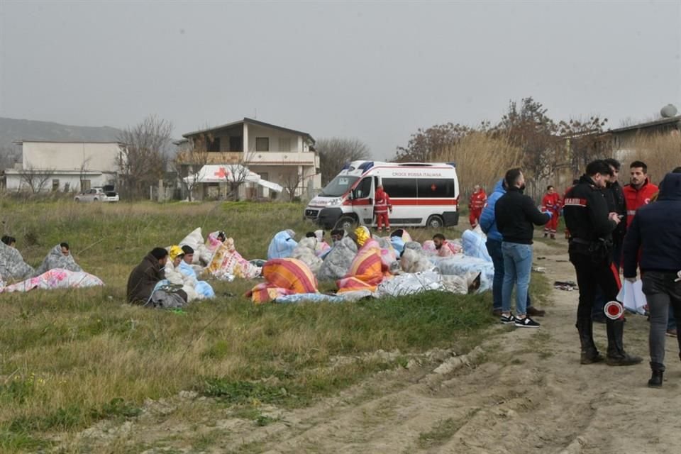 Al menos 60 migrantes murieron tras el naufragio de su embarcación en Italia.