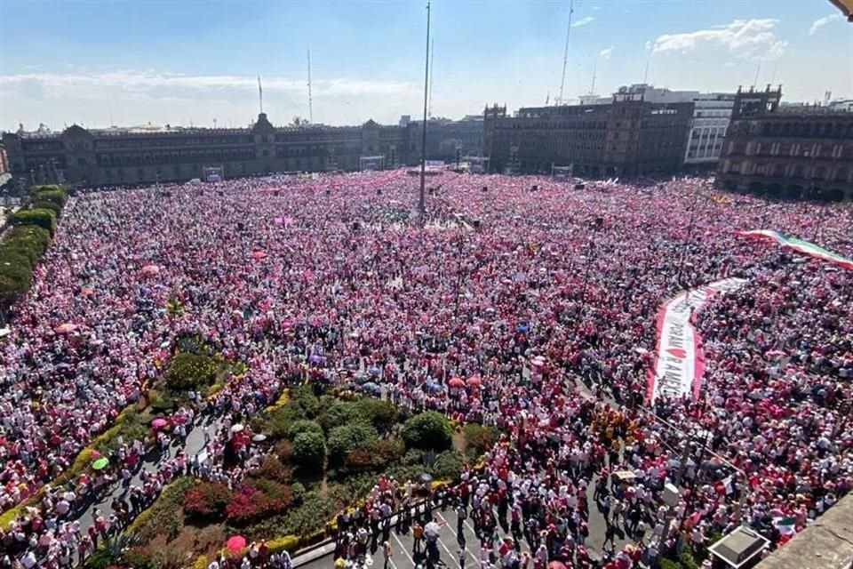 Miles de ciudadanos acudieron al Zócalo en defensa del INE. 