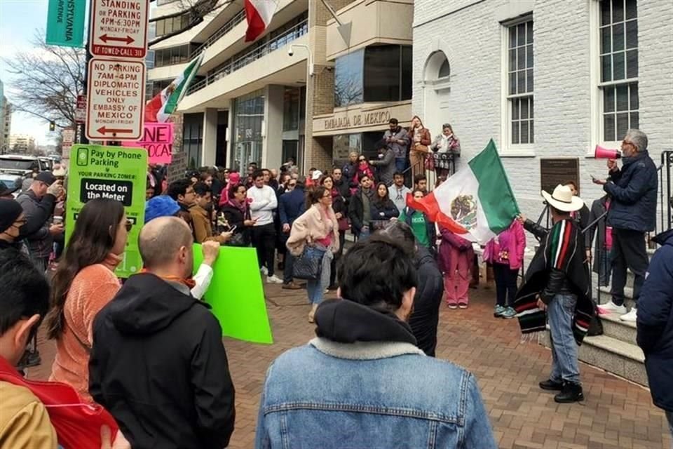 Ciudadanos en la sede diplomática de México en la capital de Estados Unidos.