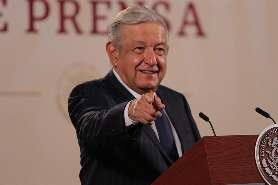 The Financial Times dijo que AMLO busca regresar el reloj a viejas prácticas del PRI.