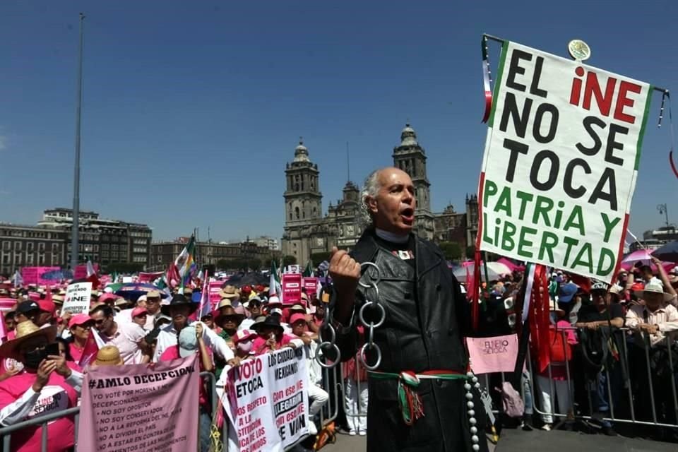 Un personaje disfrazado del cura Miguel Hidalgo clamó por defensa al INE en su estandarte.