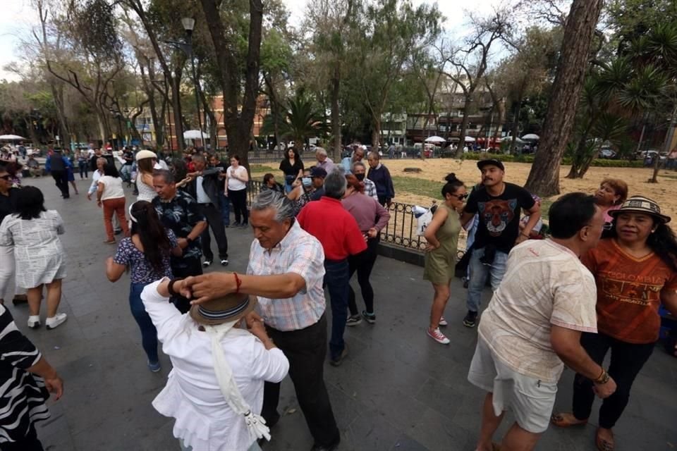 Bailarines se dieron cita en la alameda del Kiosco Morisco con la intención de mostrar sus mejores pasos de baile.