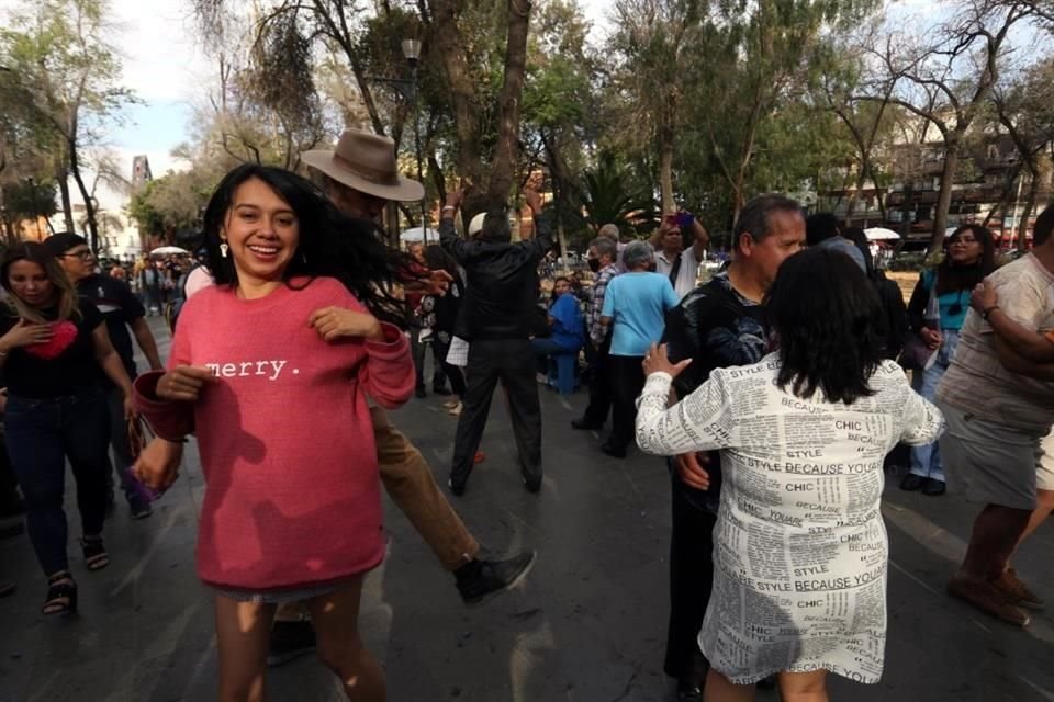 Bailarines se dieron cita en la alameda del Kiosco Morisco con la intención de mostrar sus mejores pasos de baile.