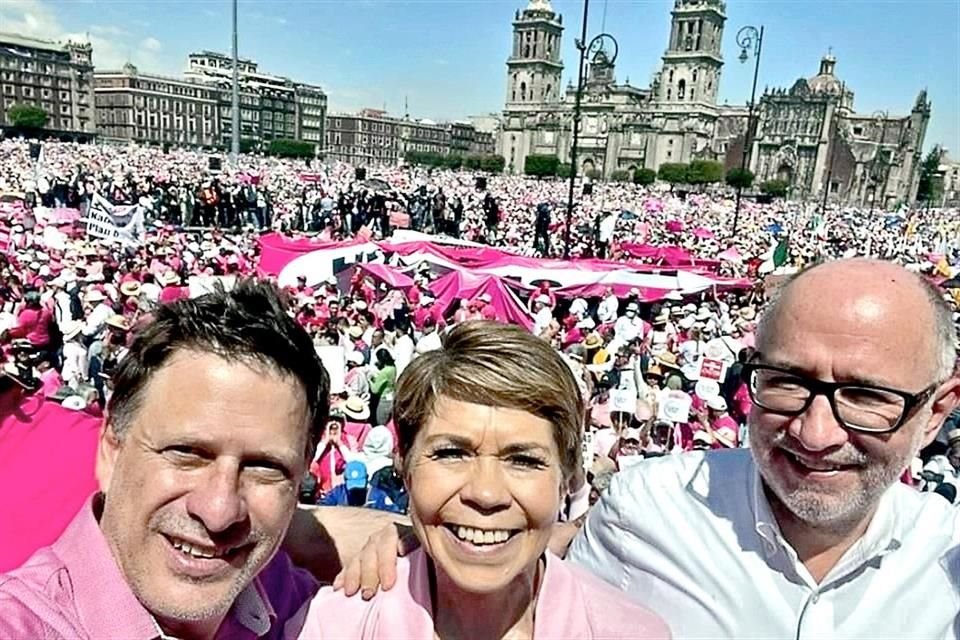 Fernando Belauzarán con los oradores en la concentración de este domingo: la periodista Beatriz Pagés y el ex Ministro Ramón Cossío.