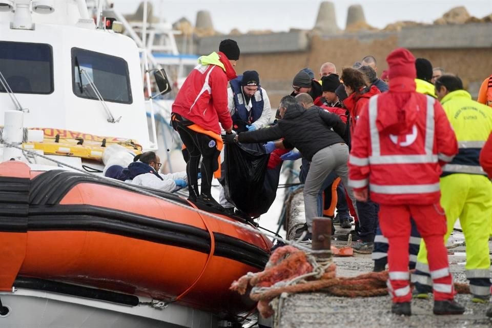 Los cuerpos de migrantes siguen llegando a la costa italiana tras el naufragio de una embarcación.