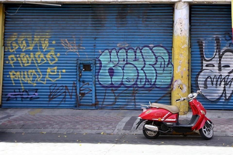 No importa si es un monumento histórico, la fachada de un negocio o casa, o una barda de un predio abandonado, nada se salva del graffiti.