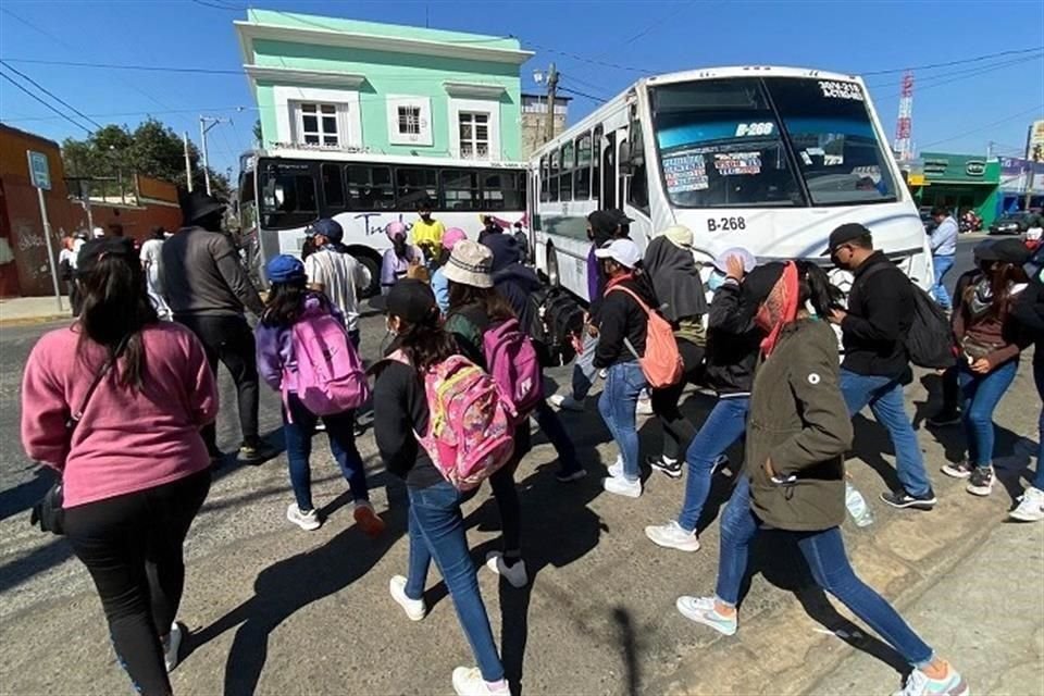 Los estudiantes bloquearon la circulación en la calzada Madero y la calle Niños Héroes, cerca del hotel 'Casa del Maestro', localizado en el Ex Marquesado.