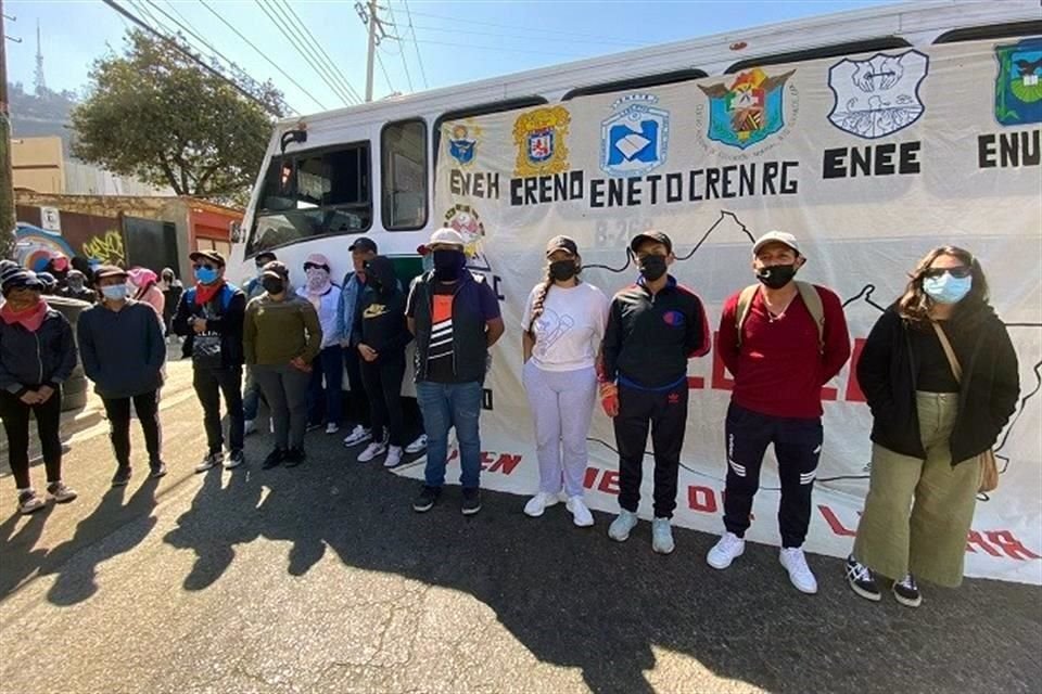 Integrantes de la Coordinadora de Escuelas Normales del Estado de Oaxaca (CENEO) se movilizaron este lunes en las calles de la capital.