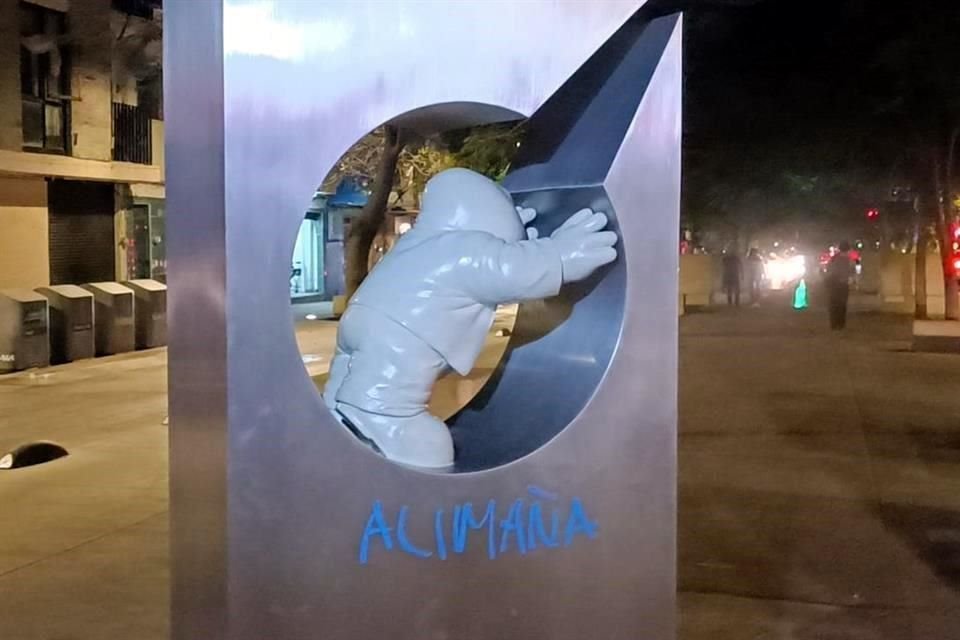 La mujer plasmó las palabras 'Alimaña' y 'Rata' en las esculturas.