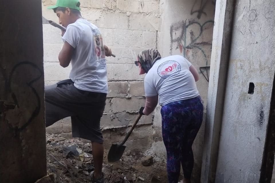 El coelctivo Buscando Corazones expuso este martes que localizó huesos y ropa con manchas de sangre enterrados en una casa abandonada en El Salto.