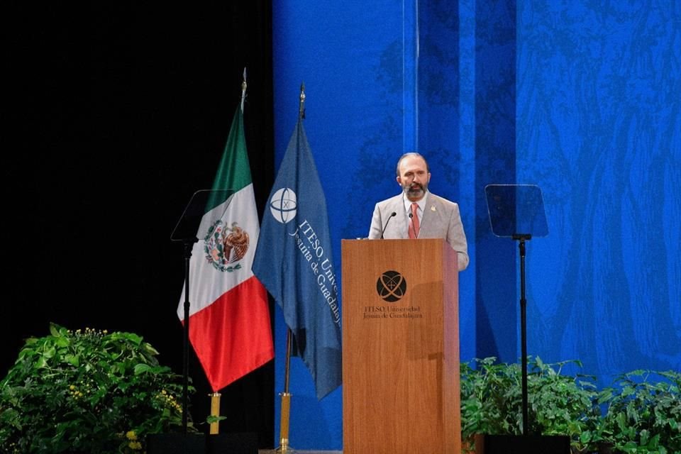 Alexander Paul Zatyrka Pacheco en su primer informe como Rector del ITESO.