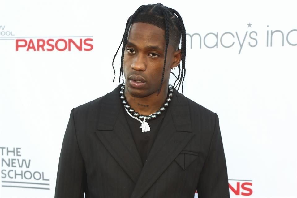 El rapero Travis Scott está siendo acusado de golpear a un hombre en un bar.