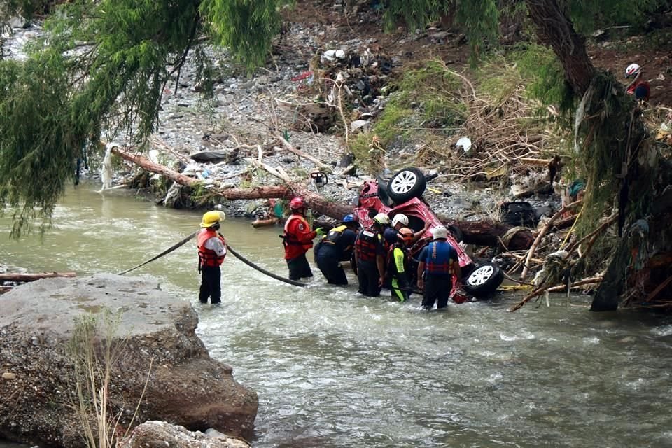 Durante la mañana de ayer lunes, el auto Onix fue encontrado por los familiares de la mujer, volcado y lleno de escombros a unos 7 kilómetros del punto donde fue arrastrado por la corriente.