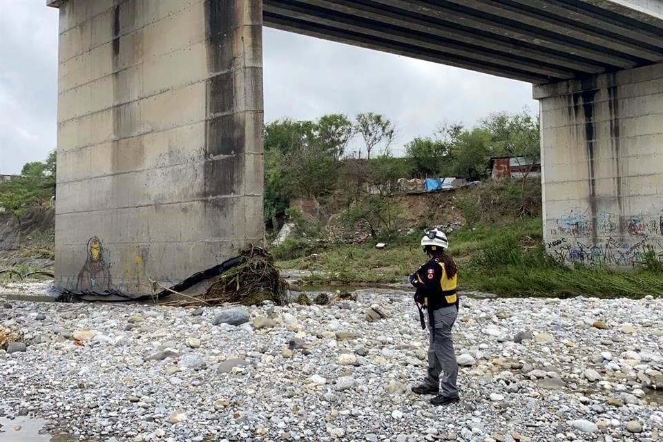 El vehículo fue localizado a la altura de la Colonia Colinas del Sol, a espaldas del panteón La Piedad, donde metros antes fue también encontrada una camioneta Nissan Estaquitas.