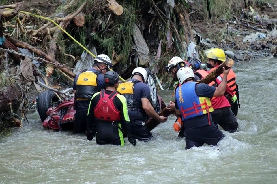 Luego de ser localizado el auto, elementos de Protección Civil estatal, municipal y bomberos de ambos municipios entraron al agua y retiraron los escombros.