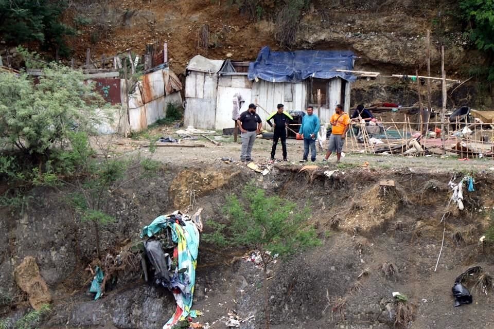Algunos de sus familiares perdieron la esperanza y soltaron el llanto cuando los rescatistas les informaron que no había nadie dentro del auto.