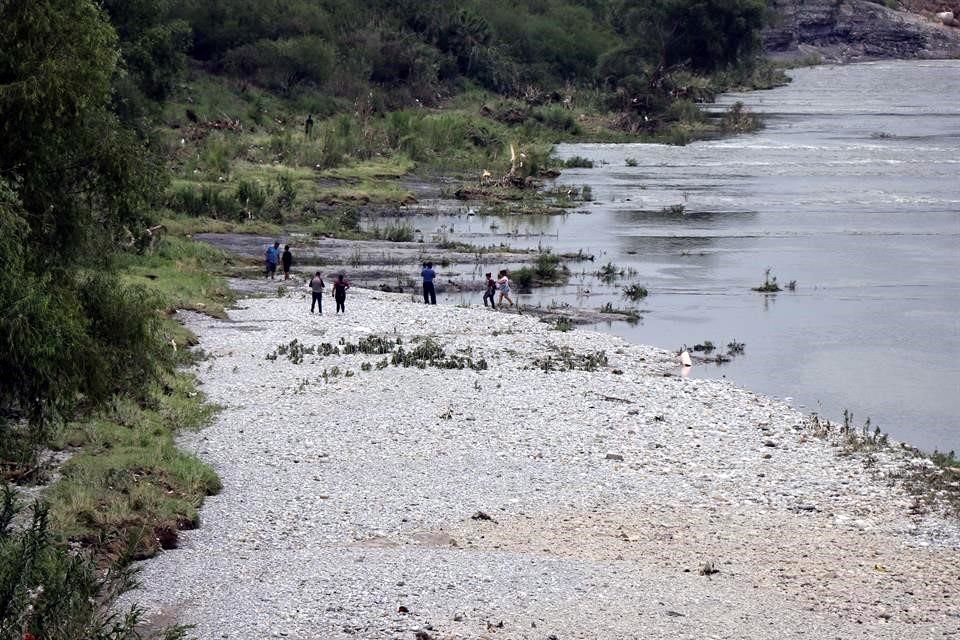 Luego de no hallar a la víctima en el vehículo, los rescatistas comenzaron a rastrear a lo largo del arroyo, iniciando desde el punto donde se reportó la desaparición.