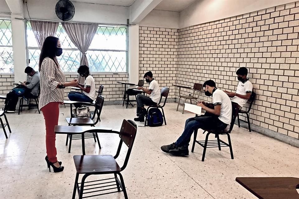 En esta escuela técnica, los alumnos fueron divididos en grupos pequeños donde hubo sana distancia.