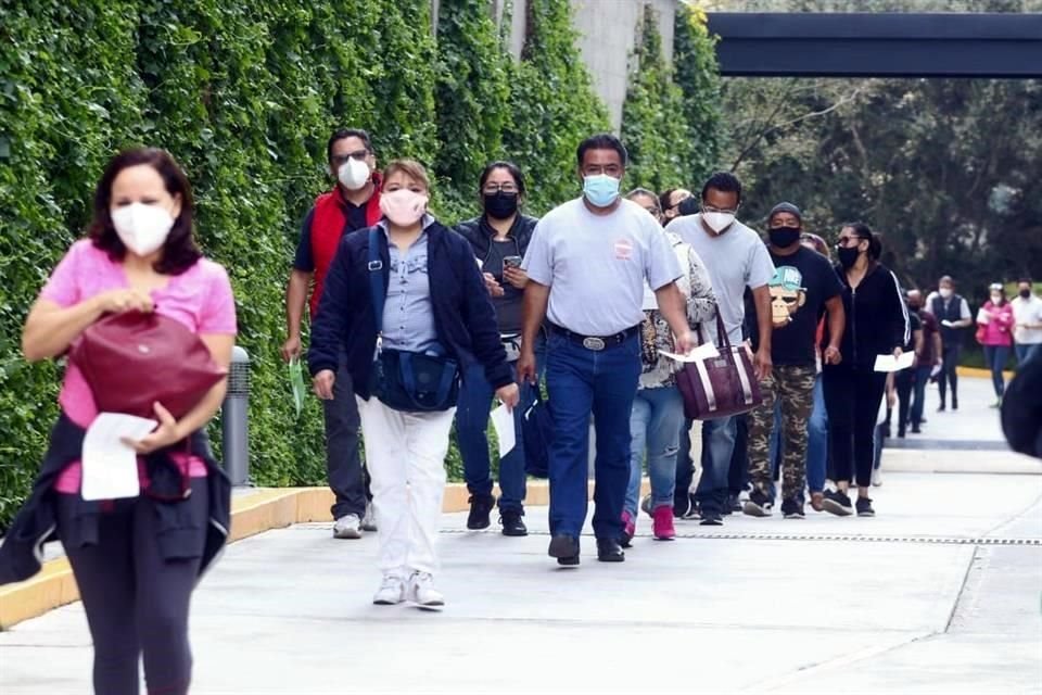 Las personas pasan rápidamente.