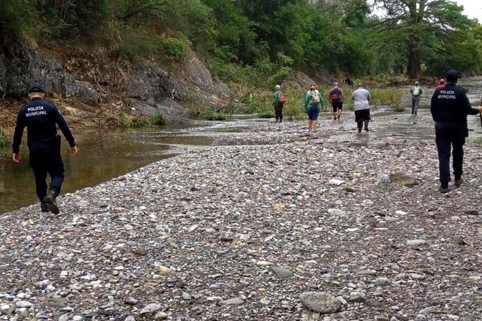 Cuadrillas de rescatistas y policías recorrieron el Arroyo Las Sabinitas.