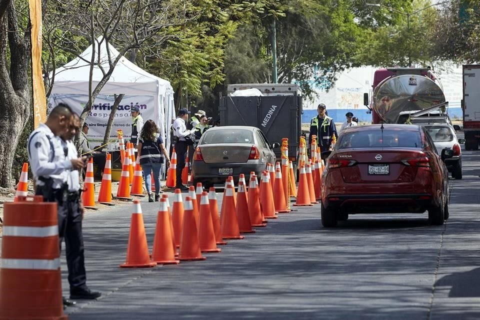 Por no tener engomado de verificación ni demostrar que ya tienen cita para realizarla, choferes comenzaron a ser multados este miércoles.