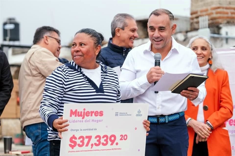 Alberto Esquer acompañó ayer al Gobernador en una gira por Municipios del sur de Jalisco.