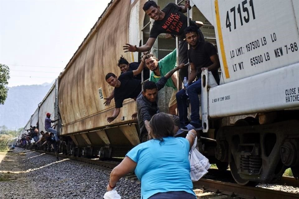 Comida de aliento, sazón de esperanza, es lo que ofrecen Las Patronas a los migrantes agazapados sobre el lomo de La Bestia.