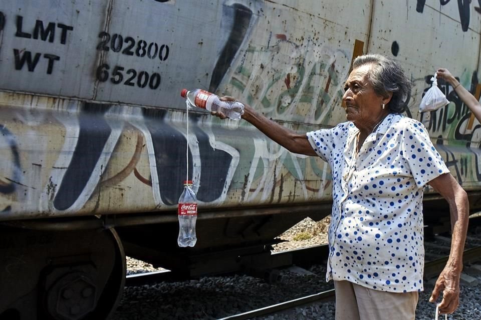 Con la vista en el horizonte, atentas al rugido de La Bestia, Las Patronas desafían aquella imponente estructura de acero, listas para regalar esperanza, comida que alimente cuerpos y almas.