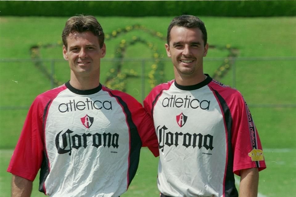 Diego Cocca y Pablo Lavallén con el Atlas en el Torneo de Verano 2000.