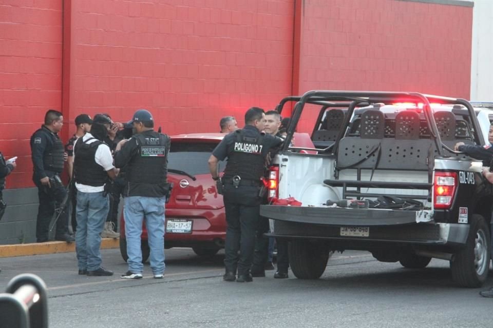 Poco después de que se robaron un carro a mano armada, dos hombres fueron perseguidos por la Policía de Guadalajara y fueron arrestados.