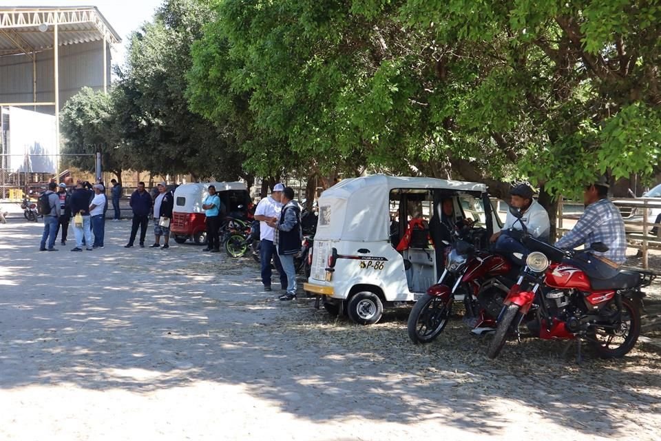 Al módulo itinerante, acudieron 100 vehículos que buscan regularizar su situación.