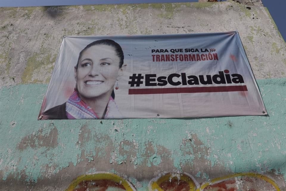 Barda con publicidad de los candidatos a la  presidencia de México por Morena en el Área Metropolitana de Guadalajara.