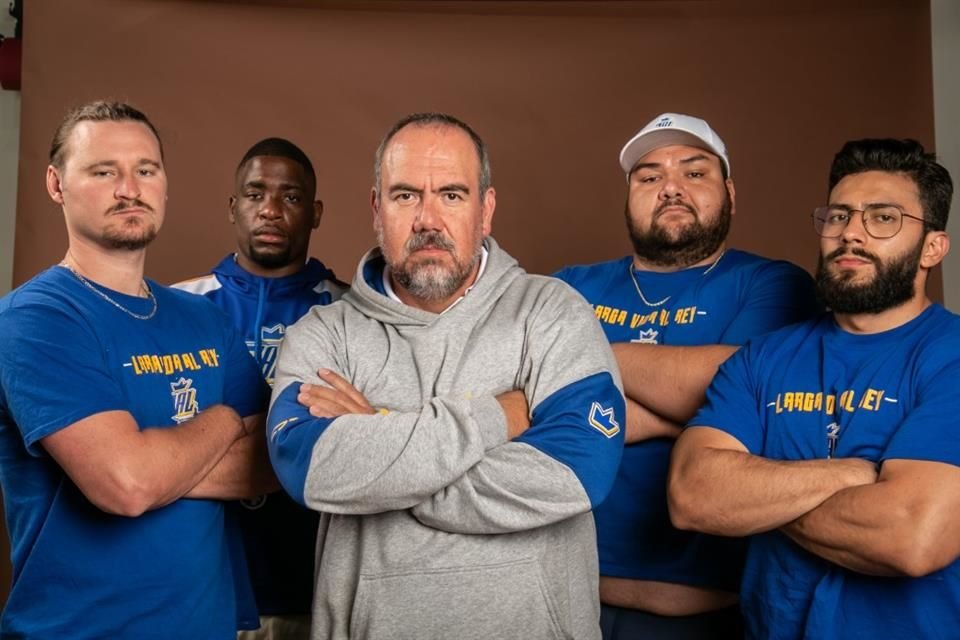 Shannon Patrick (izq.), Anthony Patrick, el coach Ernesto Alfaro (centro), Raúl Espinoza y Majid Esparza (der.) forman parte del roster de los Reyes.