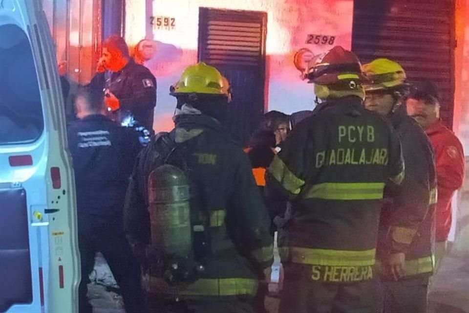 las moradoras de la casa 3094 de la Calle Litoral, cerca de Bahía, escucharon que algo cayó en el patio delantero de su casa.