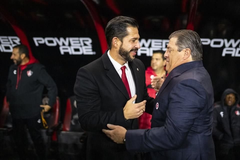 Benjamín Mora saludó a Miguel Herrera, previo al Xolos vs. Atlas.