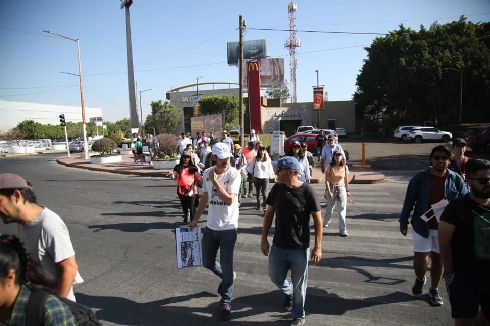 Una avenida poco amigable con los peatones, donde la escasa infraestructura es insegura, fue la principal observación de los participantes en la caminata realizada hoy por la Avenida López Mateos Sur.