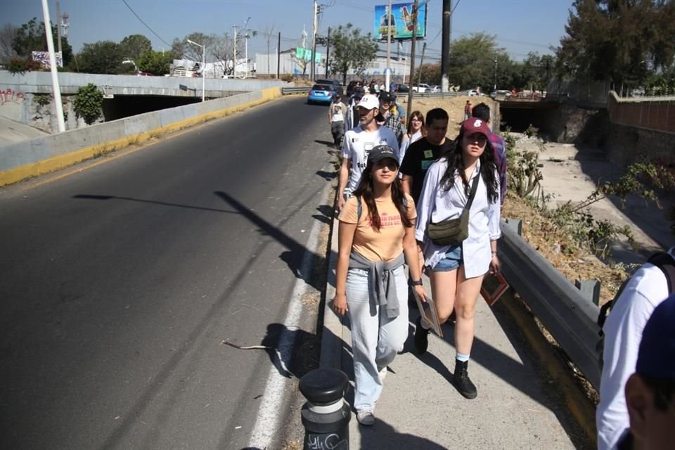 Una avenida poco amigable con los peatones, donde la escasa infraestructura es insegura, fue la principal observación de los participantes en la caminata realizada hoy por la Avenida López Mateos Sur.