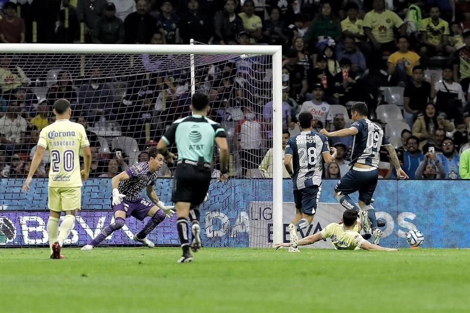 La afición del América estalló en contra de Jiménez.