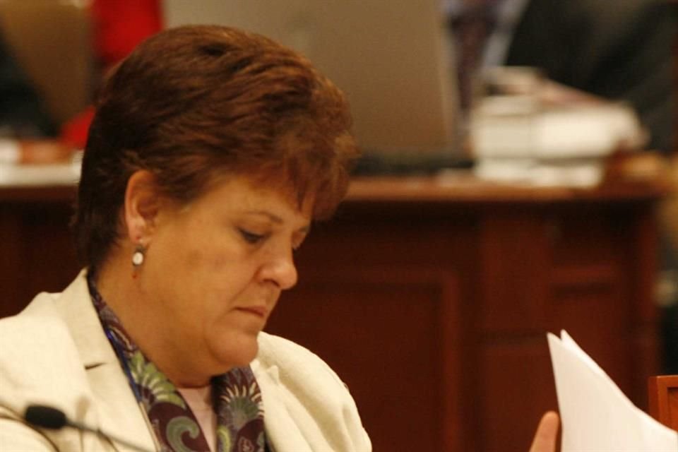 María Teresa de Jesús González Luna Corvera ocupó una posición en el consejo del IFE del 2003 al 2006.
