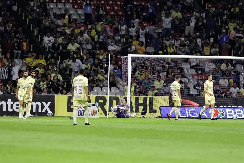 Óscar Jiménez volvió a equivocarse y costó goles en contra al América.